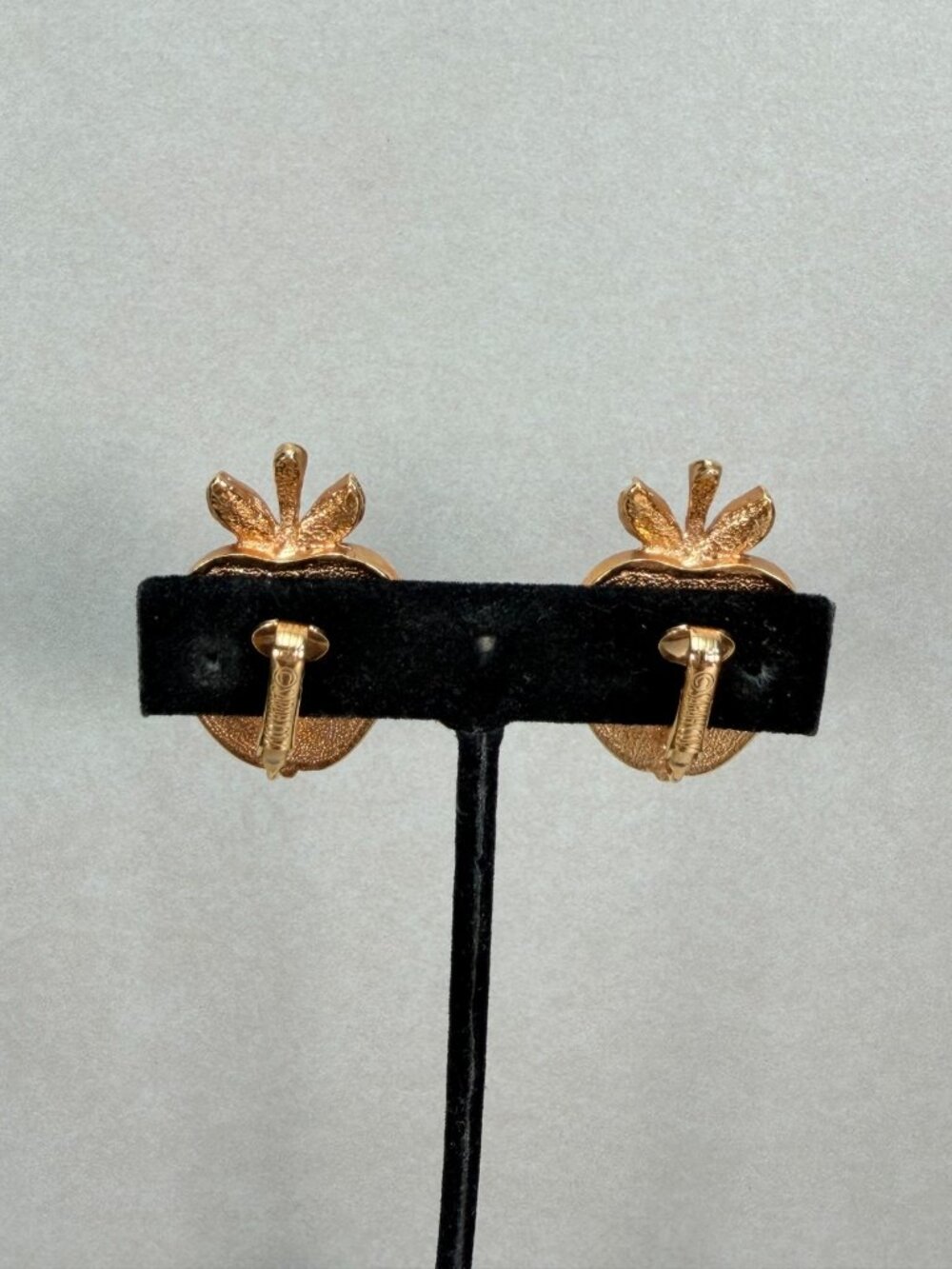 Sarah Coventry Signed Lucite Cabochon Gold Toned Apple Clip On Earrings - Picture 4 of 10